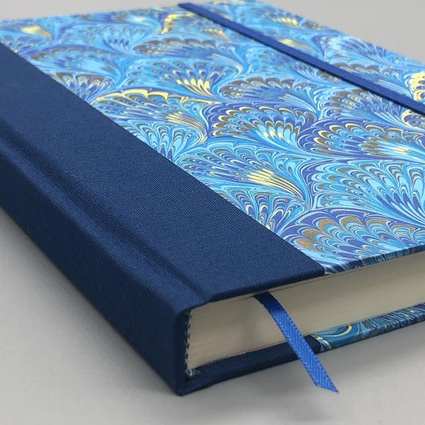 Notizbuch A5 Bindung Lesebändchen blau marmoriert Muster
